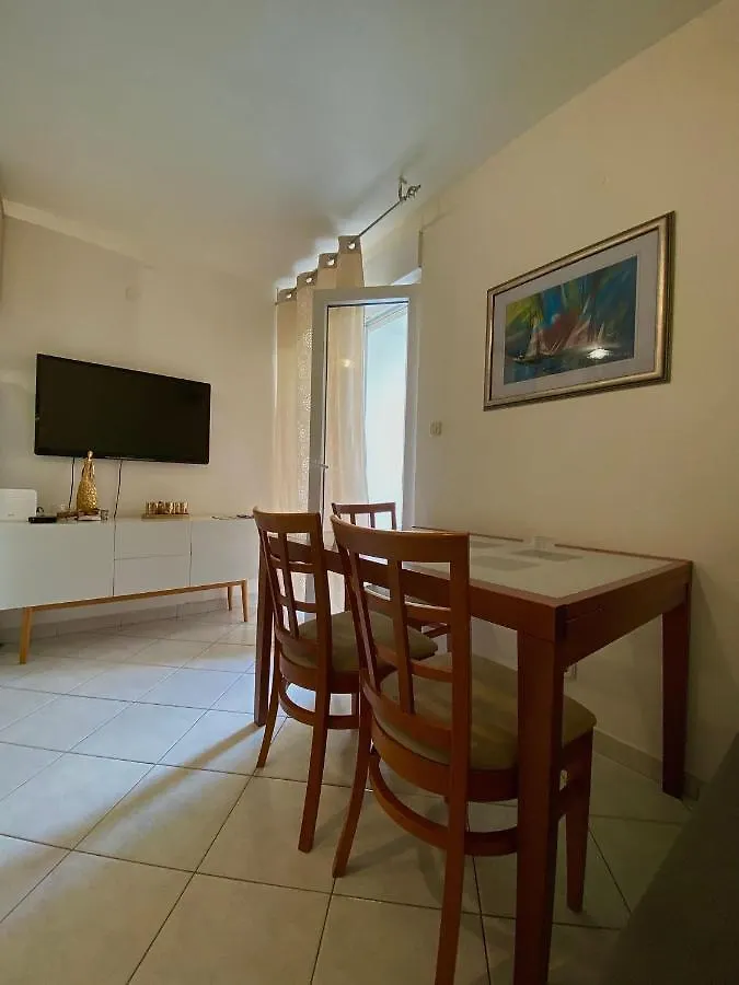 Apartman Monika Near The Beach Split Apartment